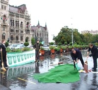 Hulladék Munkaszövetség figyelemfelkeltő demonstrációt tartott.