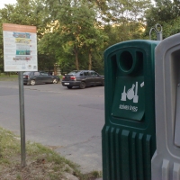 Információs táblák a szelektív gyűjtőszigetek mellett