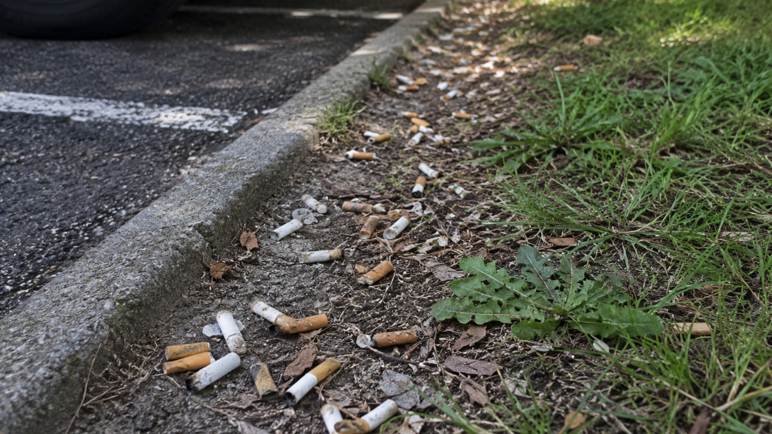Egy marék cigarettacsikk is szemétkupac - ezeket a helyeket is érdemes bejelenteni