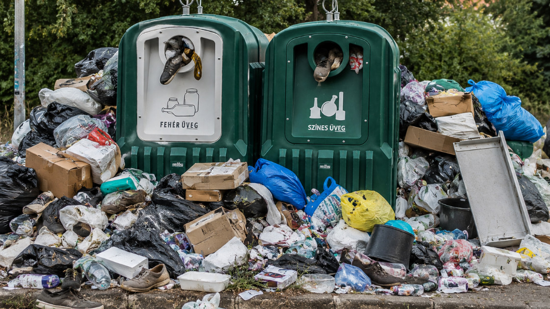 Üveglerakó mint illegális hulladéklerakó? Amit érdemes bejelenteni!