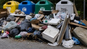 Szeméthegyek a szelektív szigeteknél: Budapesten már gyűjtőpontok megszüntetését is fontolgatják